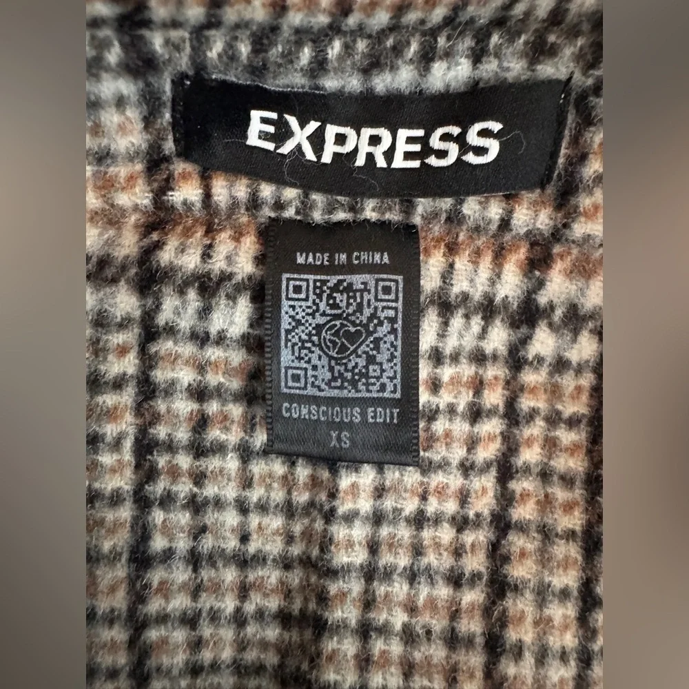 Express chic houndstooth